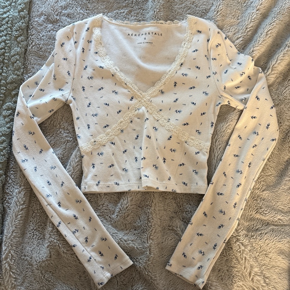 Aeropostale Women's White and Blue Floral Long Sleeve Top